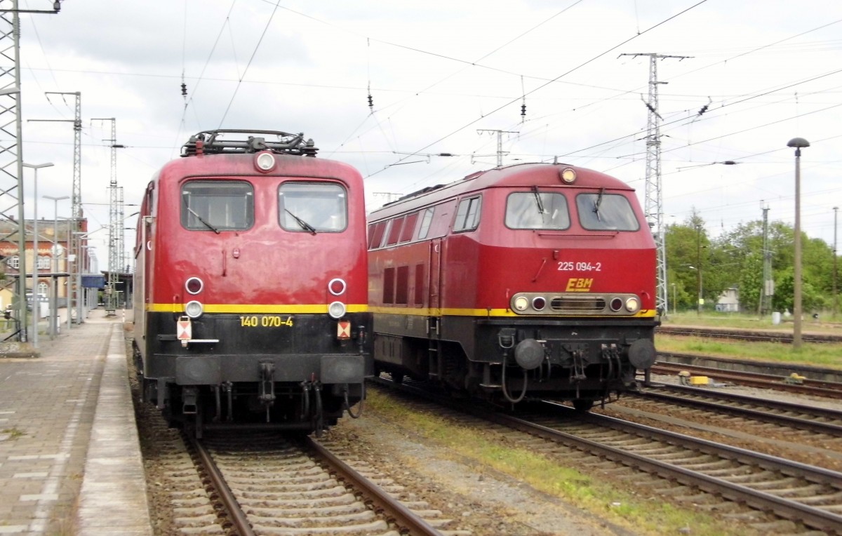 Am 25.05.2015 standen die 225 094-2 und die 140 070-4 von der EBM Cargo   in Stendal .