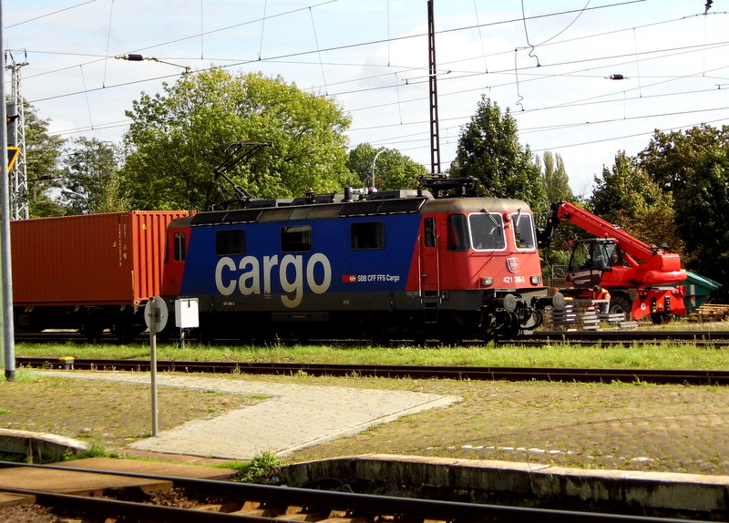 Am 25.09.2014 kam die 421 386-3 von der SBB Cargo aus Richtung Magdeburg nach Stendal und fuhr weiter in Richtung Salzwedel 