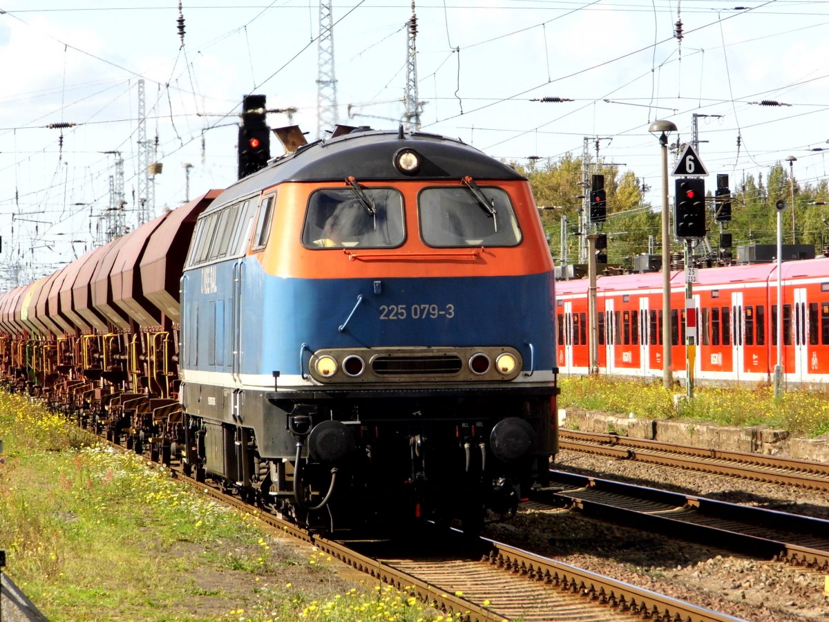 Am 25.09.2015 kam die  225 079-3 von der NBE RAIL aus Richtung Wittenberge nach Stendal und fuhr weiter in Richtung Magdeburg .