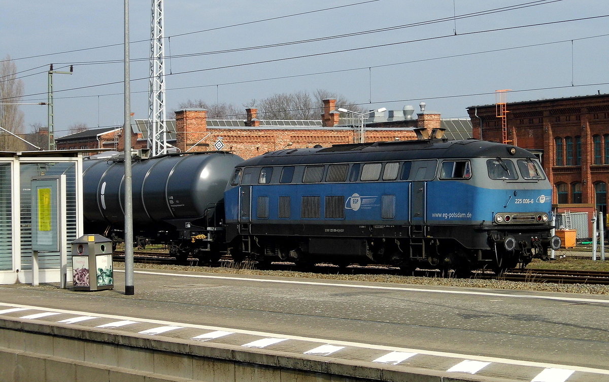 Am 26.02.2019 Rangierfahrt von 225 006-6 von der EGP – Eisenbahngesellschaft Potsdam, im Hbf Wittenberge .