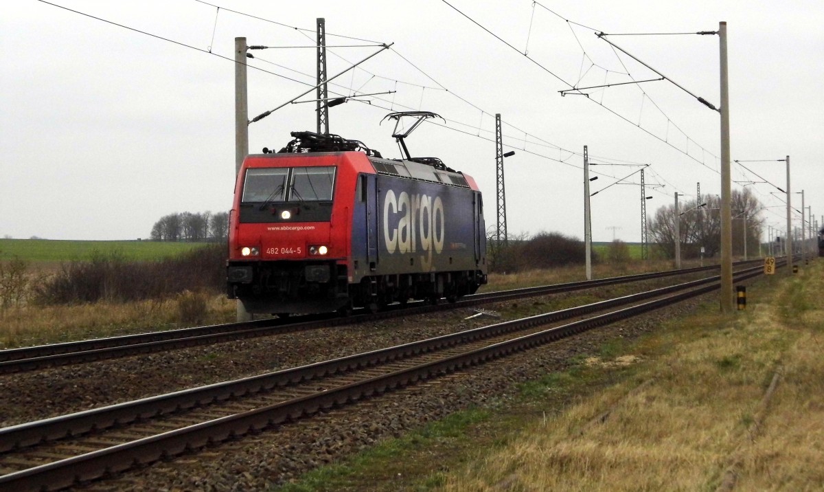 Am 26.03.2015 kam die 482 044-5 von der  HSL Logistik GmbH, Hamburg  (SBB Cargo) aus der Richtung Stendal nach Demker und fuhr weiter in Richtung Magdeburg .