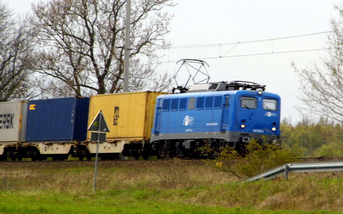  Am 26.03.2016 kam die  140 678-4 von der EGP aus Richtung   Salzwedel und fuhr weiter in Richtung Stendal .