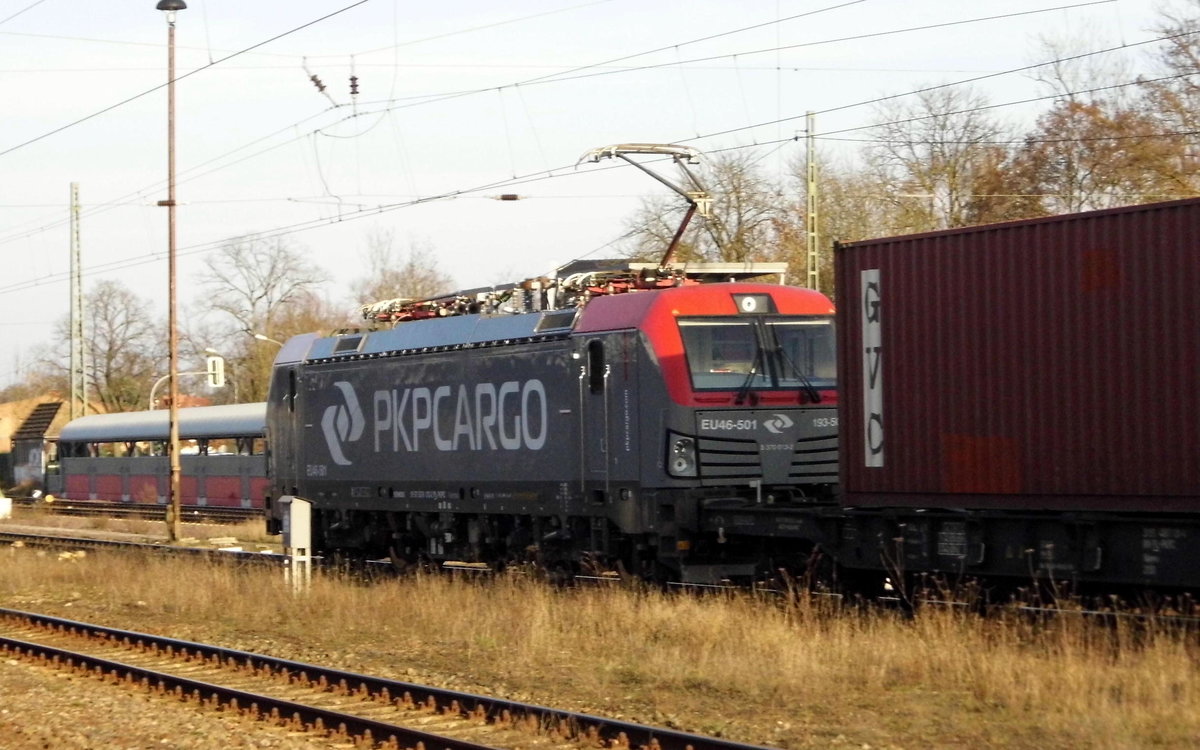 Am 26.03.2016 kam die EU46-501 ( 5370 013-2) von der PKP Cargo aus Richtung Hannover nach Stendal und fuhr weiter in Richtung Magdeburg .