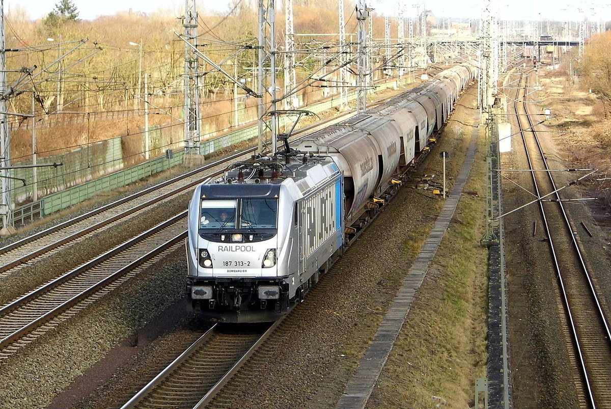 Am 26.03.2018 fuhr die  187 313-2  von der  HSL Logistik GmbH, Hamburg. (Railpool) von Stendal in Richtung Salzwedel .