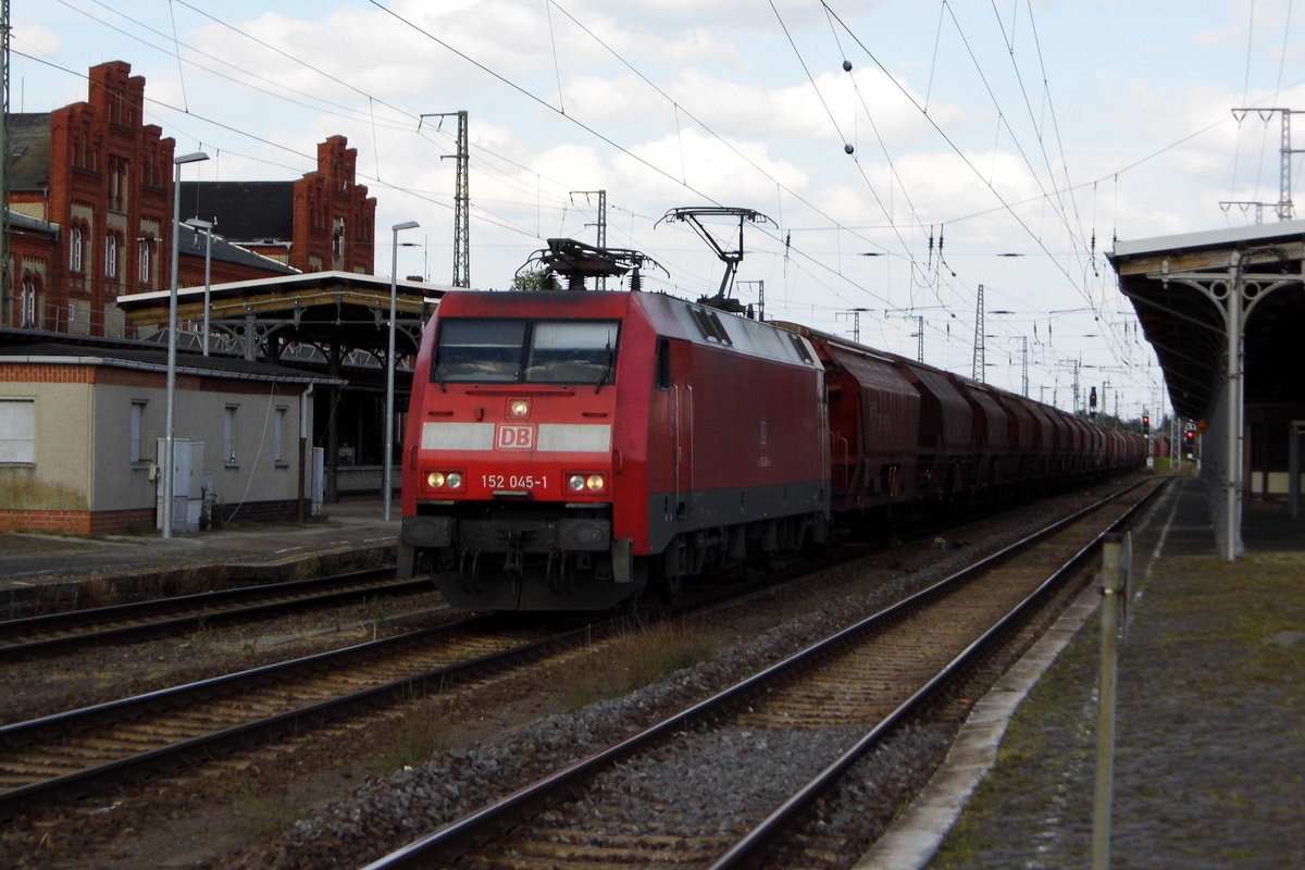 Am 26.07.2016 kam die 152 045-1 von DB Schenker aus Richtung Magdeburg nach Stendal und fuhr weiter in Richtung  Wittenberge .