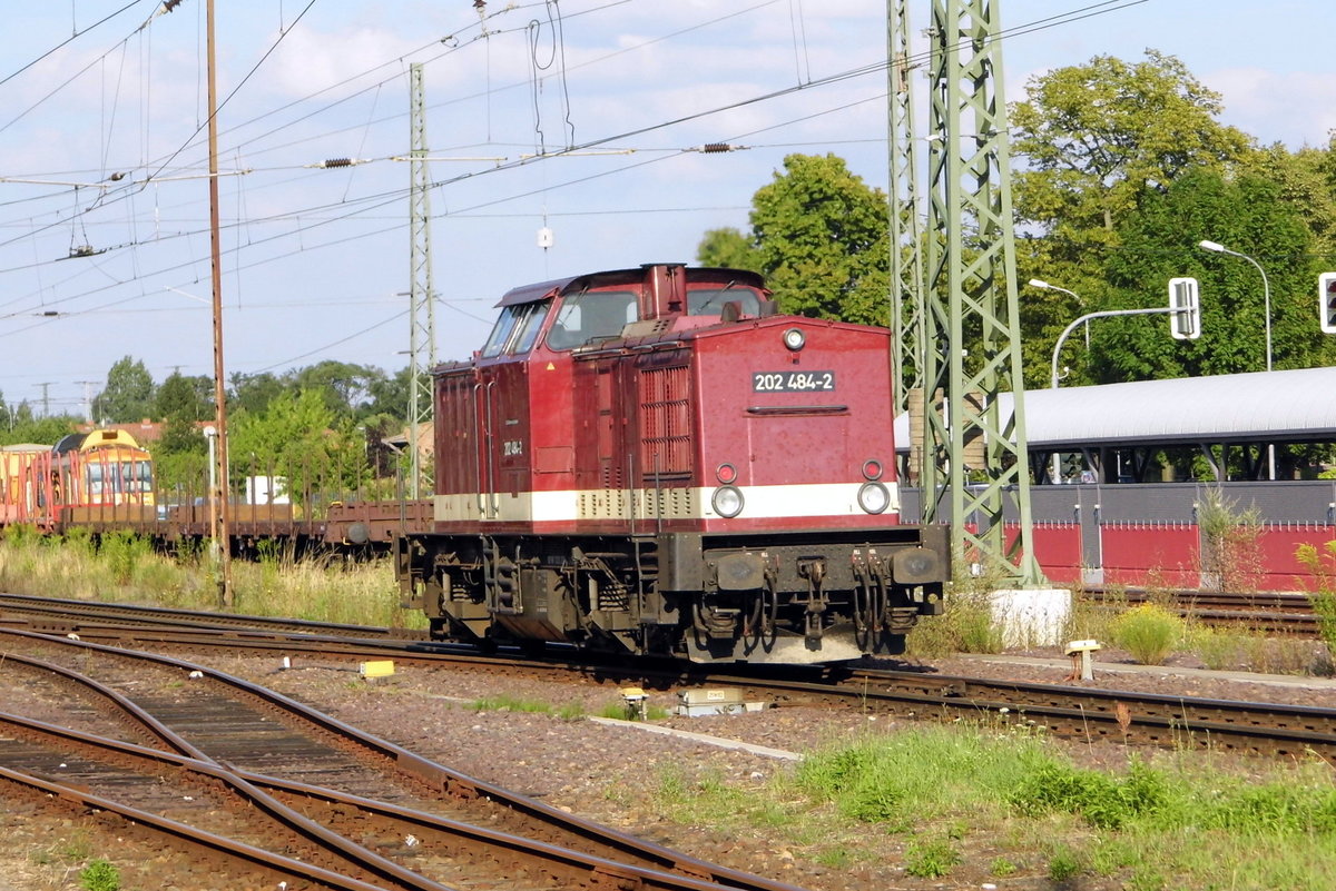  Am 26.07.2016 kam die 202 484-2 von der CLR Cargo aus Richtung Salzwedel nach Stendal und fuhr weiter in Richtung Magdeburg .