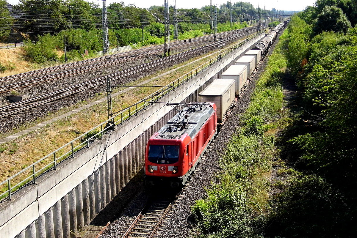 Am 26.07.2018 kam die 187 125-0 von  DB Cargo Deutschland AG , von Stendal und fuhr weiter in Richtung Braunschweig.