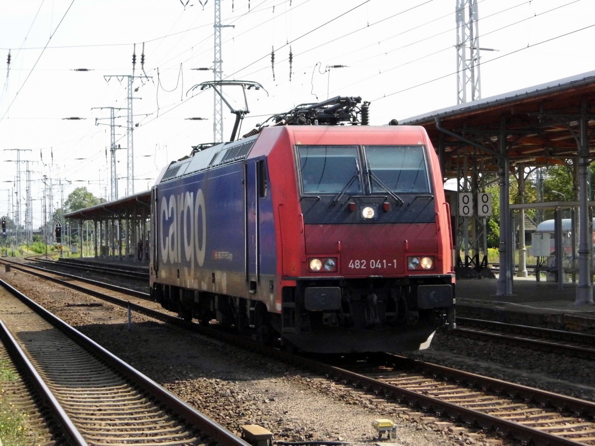 Am 26.08.2015 kam die 482 041-1 von der HSL (SBB Cargo) aus Richtung Magdeburg nach Stendal und fuhr weiter in Richtung Salzwedel.