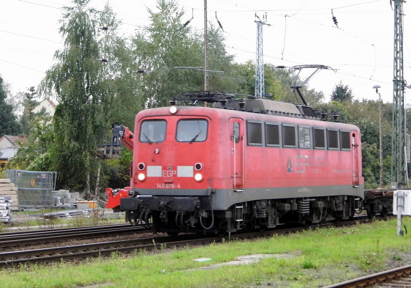 Am 26.09.2014 kam die 140 876-4 von der EGP aus Richtung  Salzwedel nach Stendal und fuhr weiter in Richtung Magdeburg .