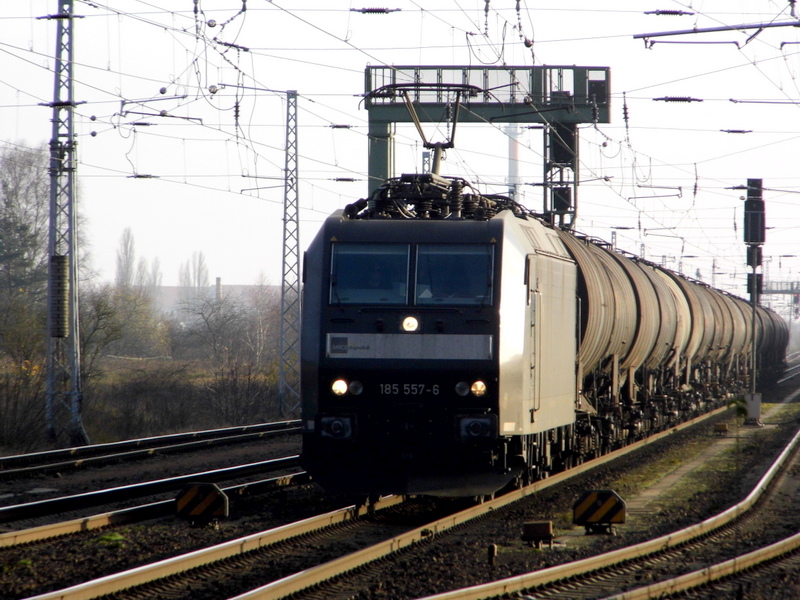 Am 26.11.2014 kam die 185 557-6 von der  MRCE Dispolok  aus Richtung Stendal nach Borstel bei Stendal und fuhr weiter nach Wittenberge . 