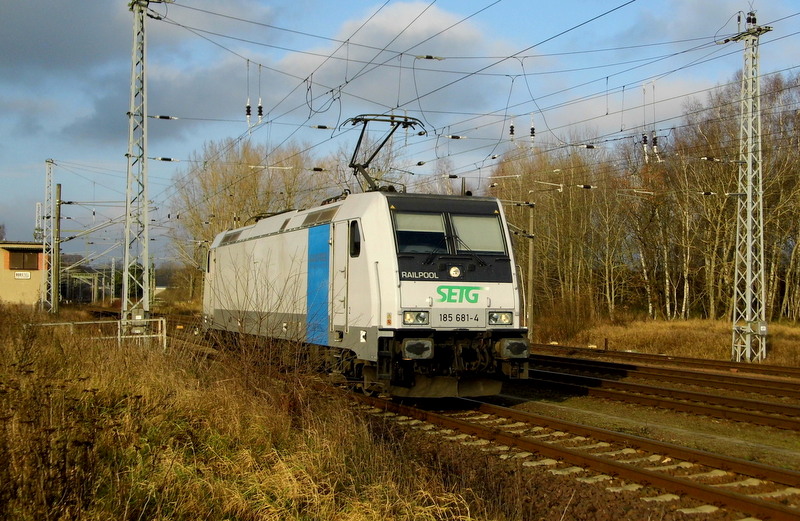 Am 26.11.2014 stand   die 185 681-4 von der SETG (Railpool) bei Borstel bei Stendal .
