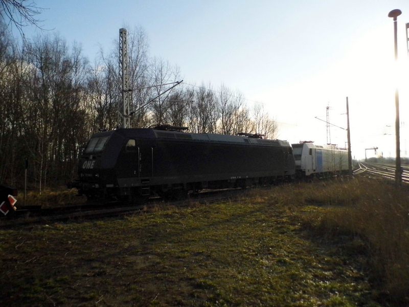 Am 26.12.2014 waren 158 546-9 von der OHE  ( MRCE dispolok ) die 185 681-4 von der SETG (Railpool) bei Borstel abgestellt . 