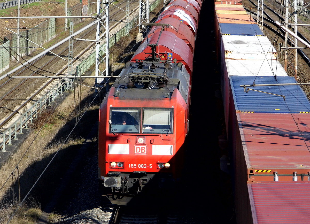 Am 27.03.2017 kam die 185 082-5  von der DB Schenker Rail Deutschland AG,  aus Richtung Stendal und fuhr weiter in Richtung Wittenberge.