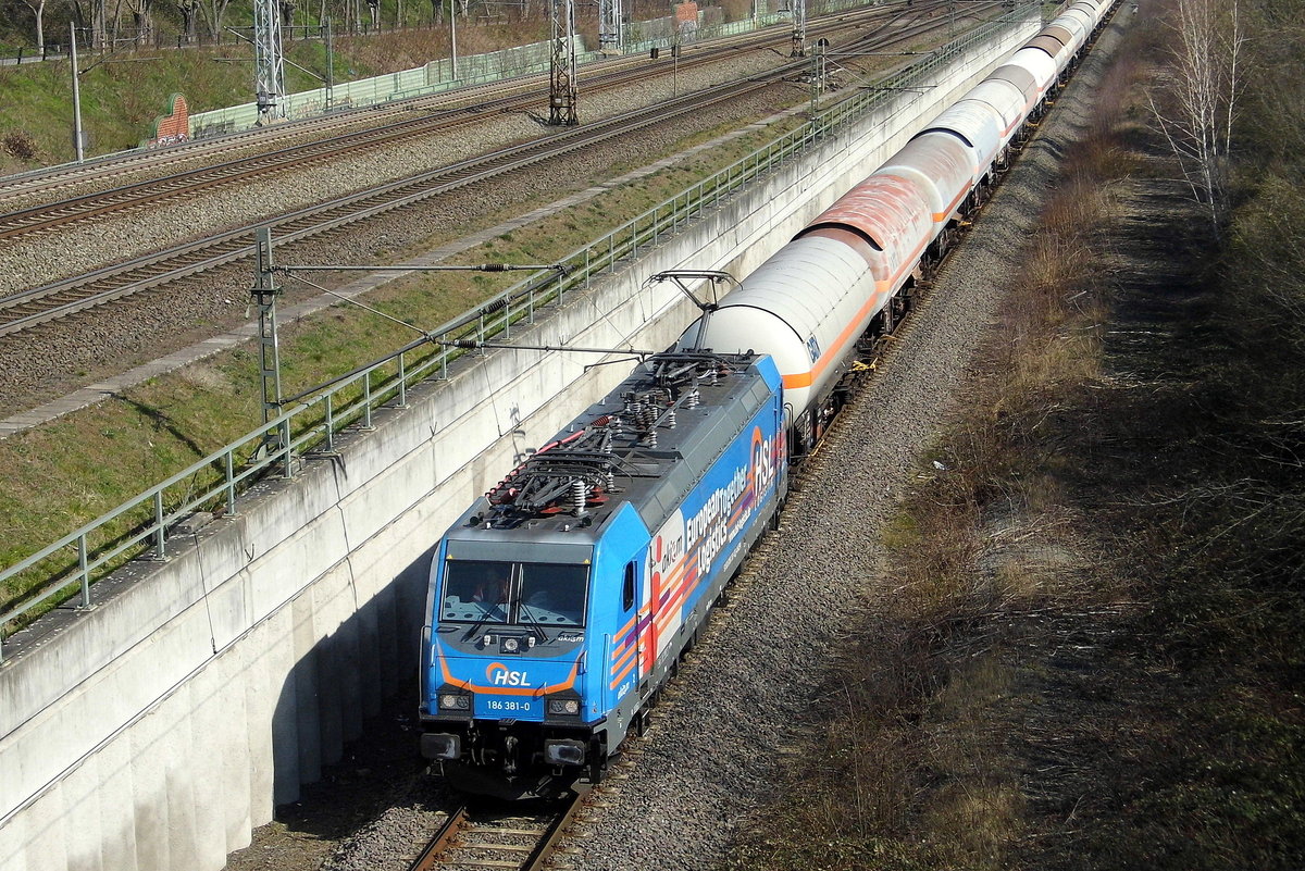 Am 27.03.2020 fuhr die 186 381-0 von der HSL Logistik GmbH, ( AKIEM SAS, Clichy) von Stendal in Richtung Braunschweig.