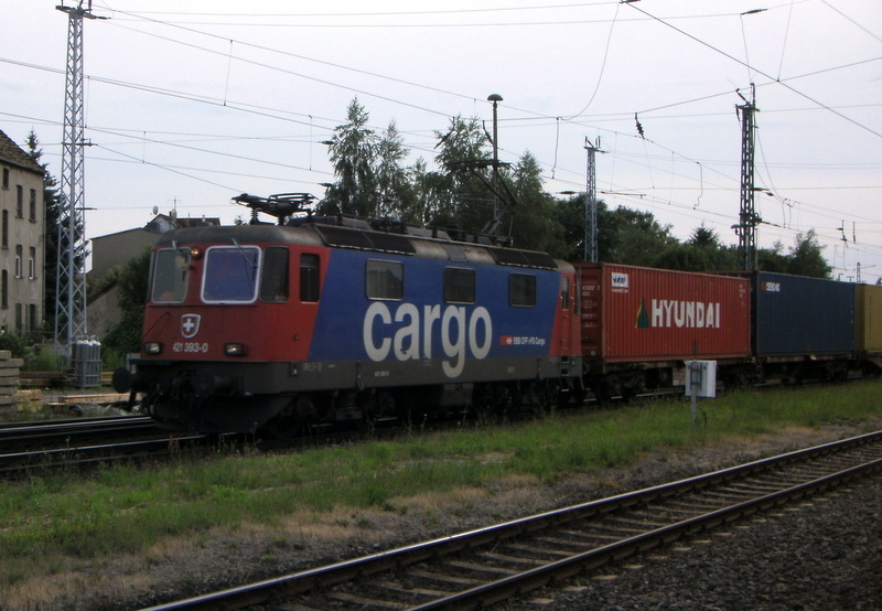 Am 27.06.2014 kam die 421 393-0 von der SBB Cargo aus Richtung Salzwedel durch Stendal und Fuhr weiter in Richtung Magdeburg.