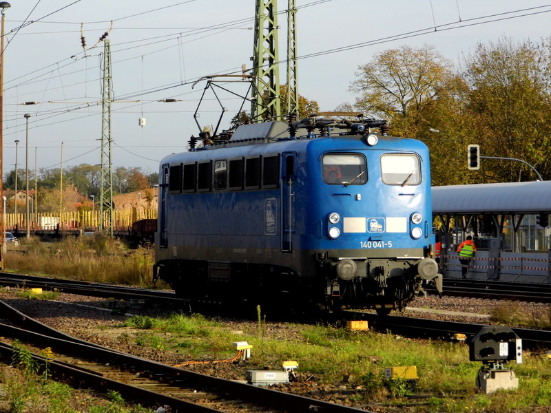 Am 27.10.2014 fuhr die 140 041-5 von der Press aus Stendal nach Borstel bei Stendal .