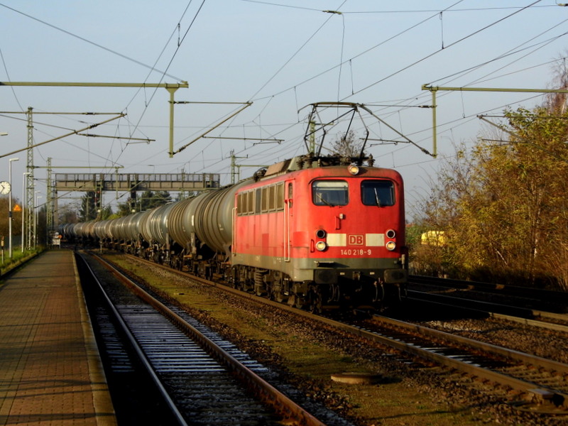 Am 27.11.2014 kam die 140 218-9 von der DB aus Richtung Braunschweig nach Niederndodeleben und fuhr weiter in Richtung Magdeburg .