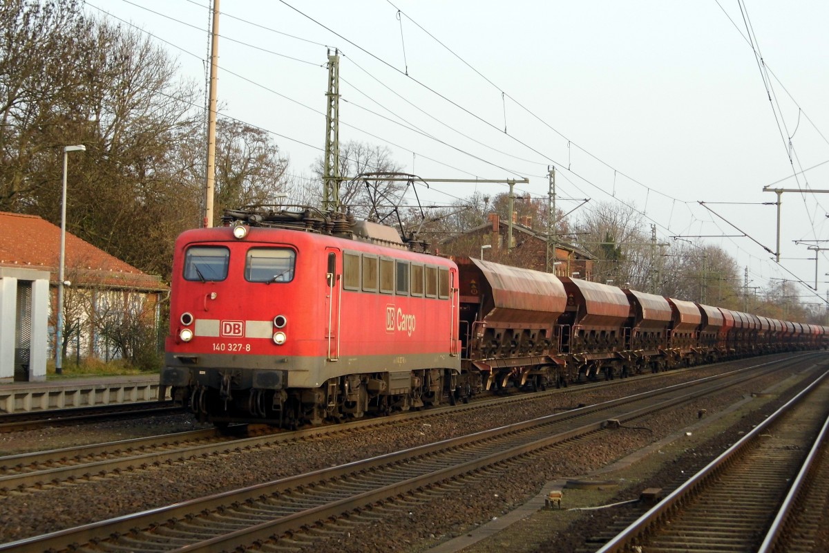 Am 27.11.2014 kam die 140 327-8 von der DB Cargo aus Richtung Magdeburg nach Niederndodeleben und fuhr weiter in Richtung Braunschweig . 