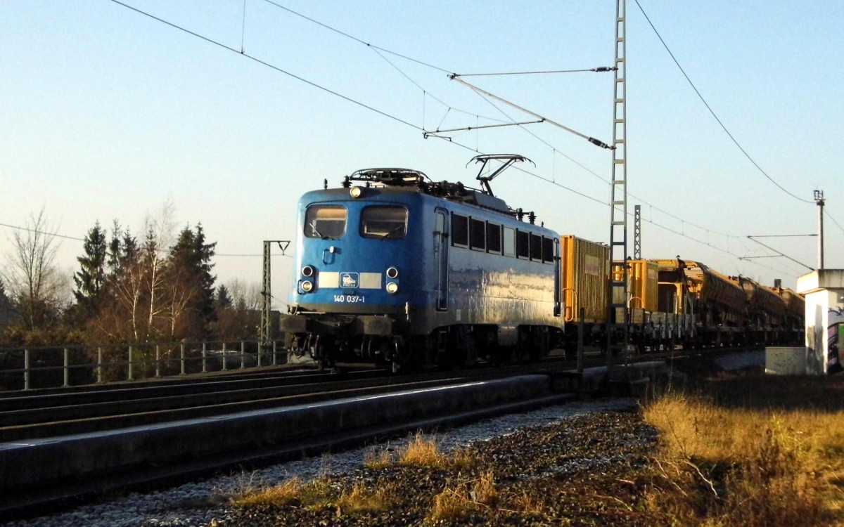 Am 27.11.2015 kam 140 037-1 von der Press aus Richtung Salzwedel und fuhr weiter in Richtung Stendal .