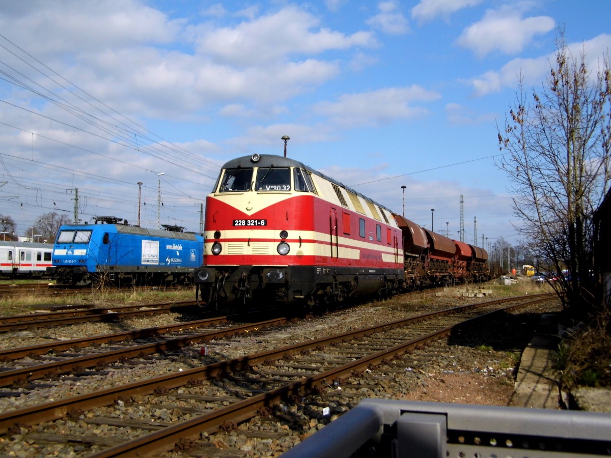 Am 28.03.2015 Rangierfahrt von der 228 321-6 von der CLR-Service GmbH in Stendal .