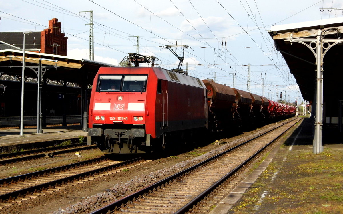 Am 28.04.2016 kam die 152 102-0 von DB Schenker aus Richtung Magdeburg nach Stendal und fuhr weiter in Richtung Hannover .