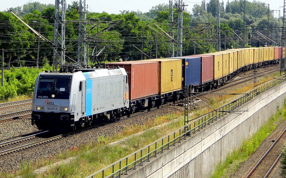 Am 28.06.2017 fuhr die 185 671-5 von der  HSL Logistik GmbH, (Railpool)  von Hof nach Stendal und weiter nach Hamburg .