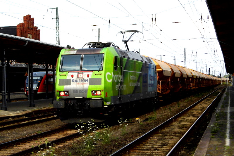 Am 28.07.2014 kam die 185 152-6 von der Railion aus Richtung Magdeburg nach Stendal und fuhr weiter in Richtung Wittenberge.