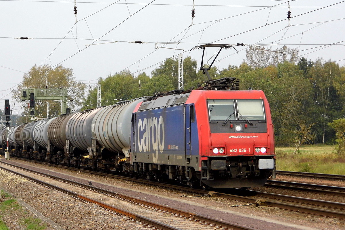 Am 28.09.2017 kam die  482 036-1 von der HSL Logistik GmbH, ( SBB Cargo AG ) aus Richtung Wittenberge nach Borstel und fuhr weiter in Richtung Stendal.