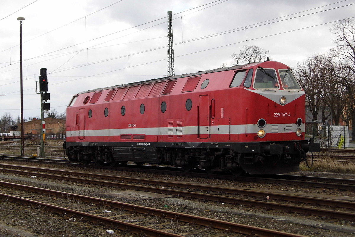 Am 29.03.2018 kam die 229 147-4 von der  CLR - Cargo Logistik Rail Service GmbH,  aus Richtung Magdeburg nach Stendal  .