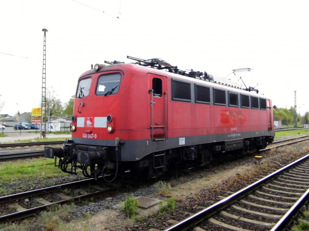 Am 29.04.2015 Rangierfahrt von der Neue Press 140 047-9 noch in Rot die ex 140 801-2 (RBH 165)in Stendal .
