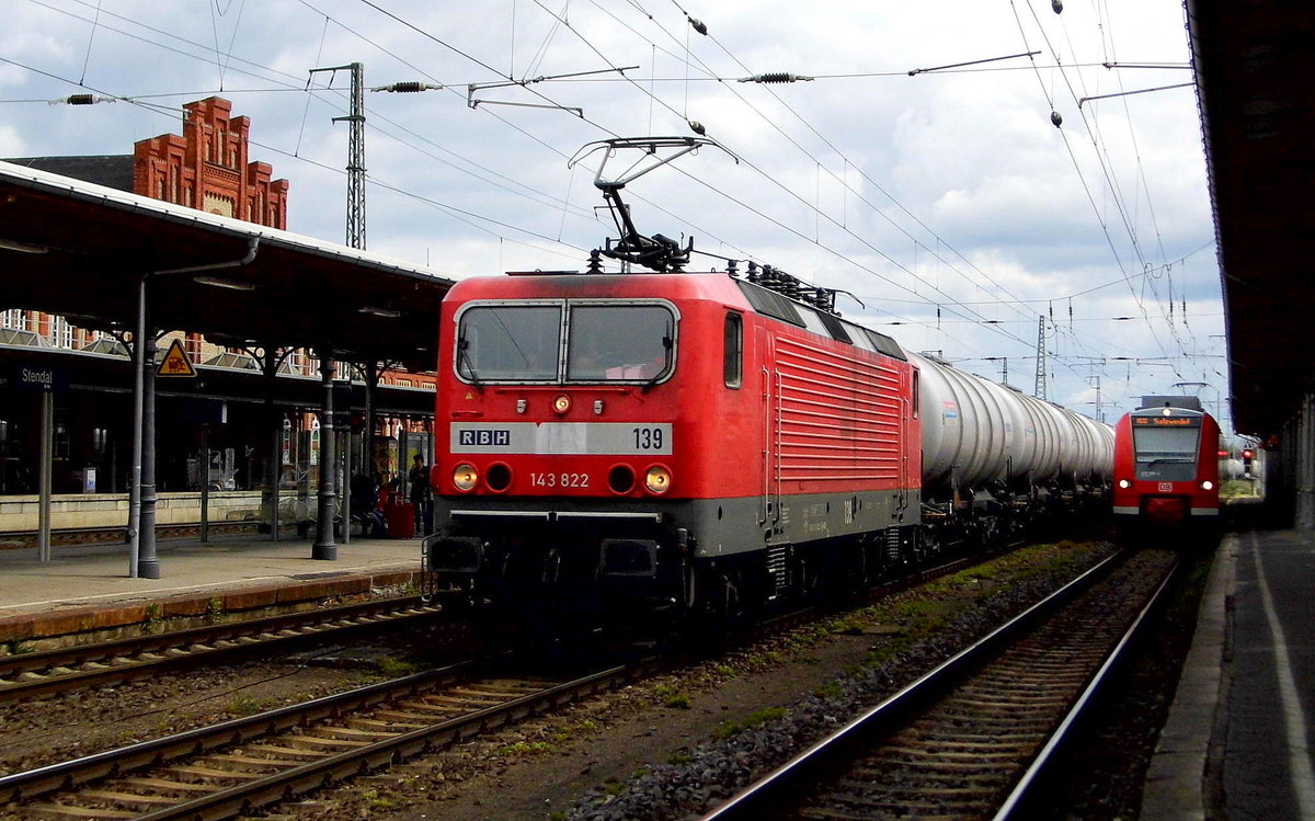 Am 29.04.2017 kam die 143 822-5 von der RBH Logistics GmbH,  aus Richtung Magdeburg nach Stendal und fuhr weiter in Richtung Braunschweig .