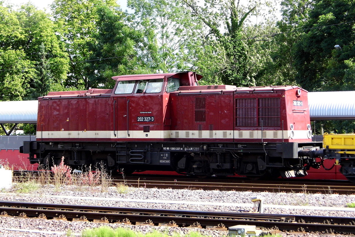 Am 29.07.2017 stand die 202 327-3 von der   CLR - Cargo Logistik Rail-Service GmbH, in Stendal .