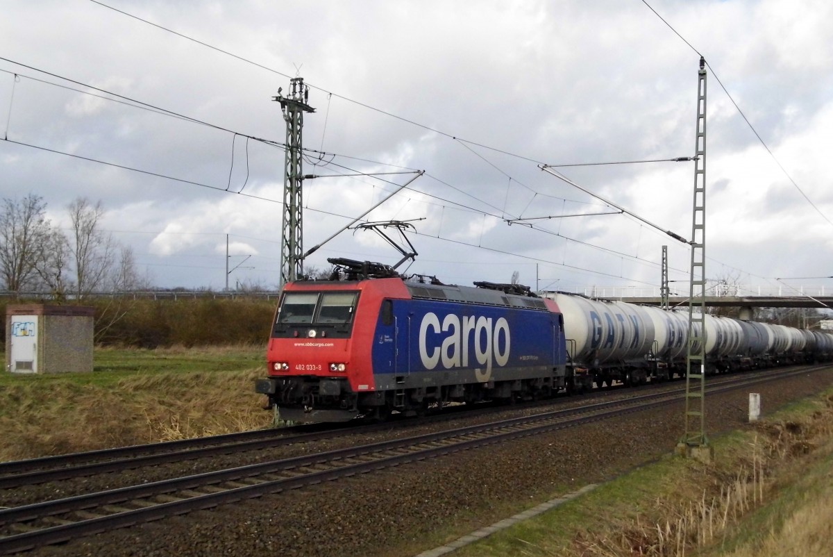 Am 30.03.2015 kam die 482 033-8 von der  HSL Logistik GmbH,  (SBB Cargo ) aus Richtung Stendal und fuhr weiter in Richtung Hannover .