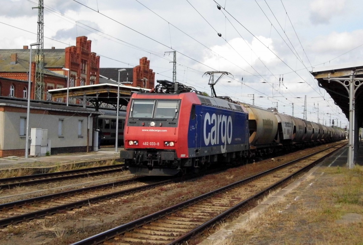 Am 30.05.2015 kam die 482 033-8 von der SBB Cargo aus Richtung Magdeburg nach Stendal und fuhr weiter in Richtung Salzwedel .