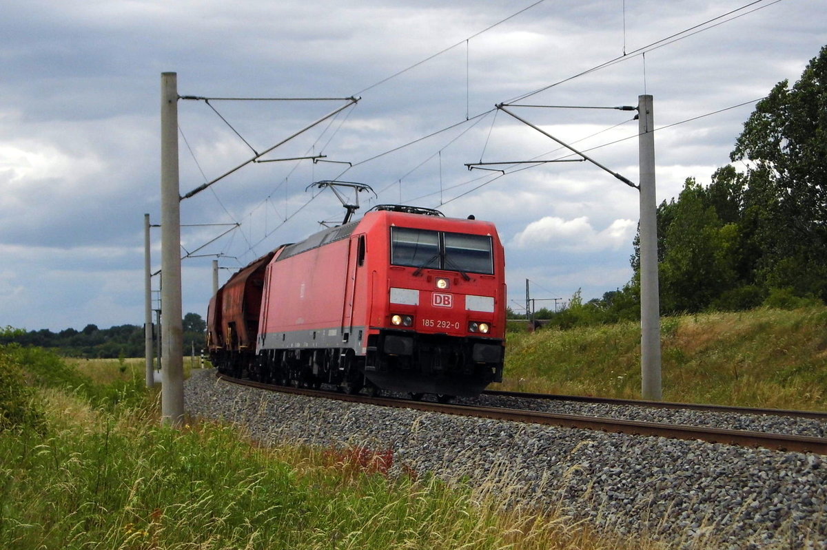 Am 30.06.2016 kam die 185 292-0 von  DB Schenker aus Richtung Wittenberge und fuhr nach Stendal .