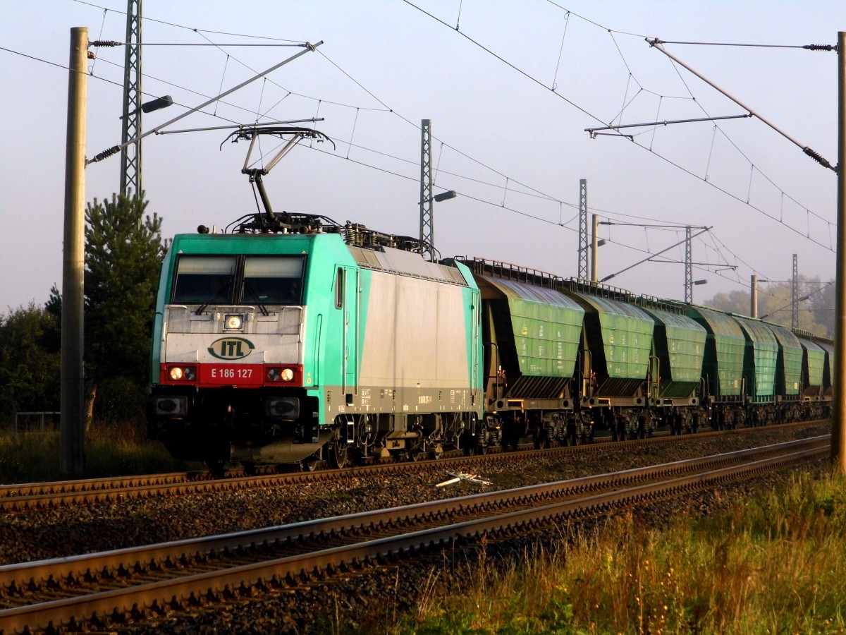 Am 30.09.2015 kam die E 186 127 von der ITL aus der Richtung Stendal nach Demker und fuhr weiter in Richtung Magdeburg .