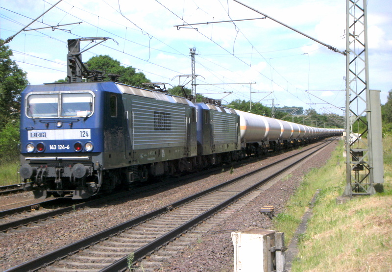 Am 3.06.2014 kam die 143 124-6 von der RBH aus der Richtung Helmstedt nach Wefensleben und fuhr weiter in Richtung Magdeburg .