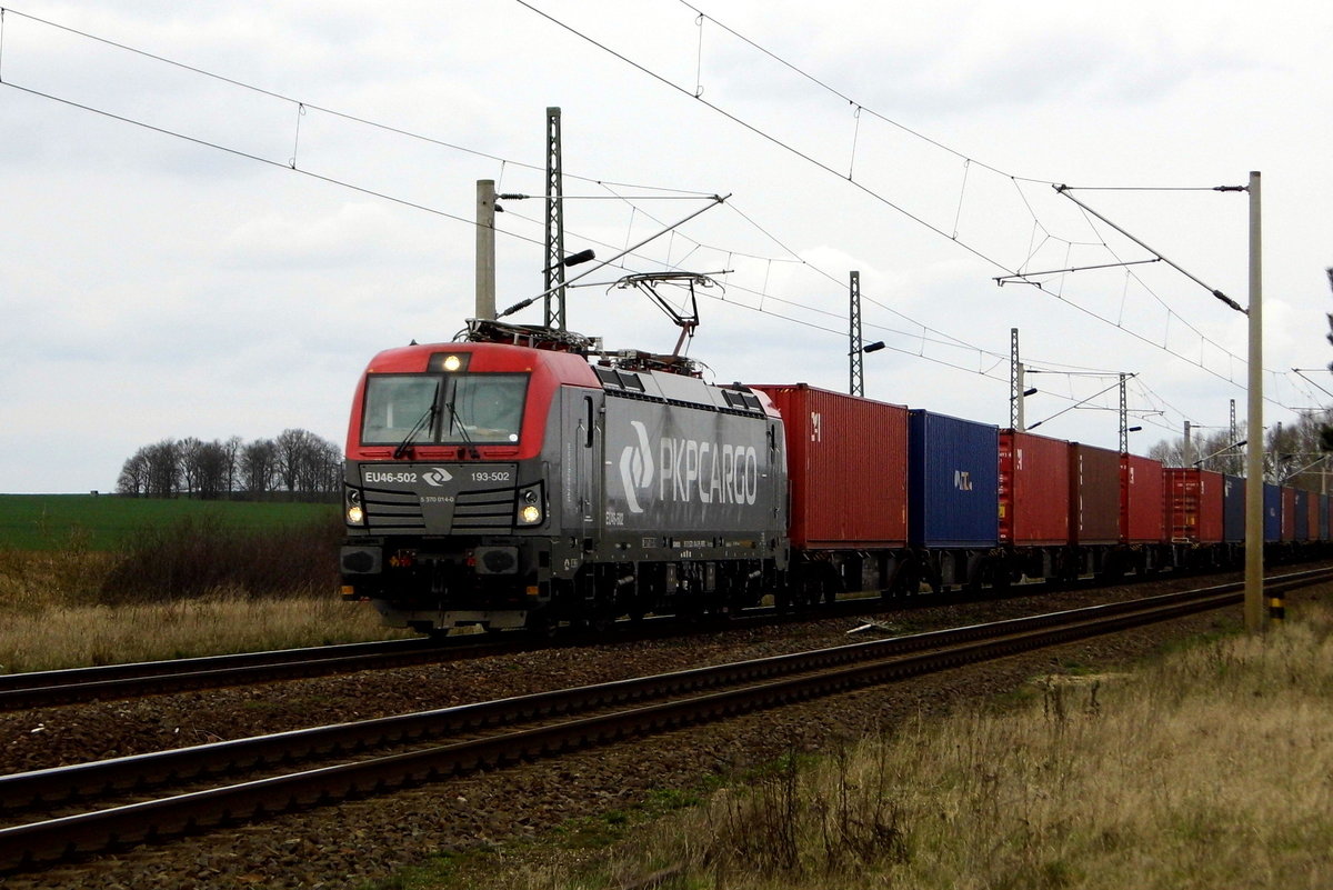 Am 31.03.2016 kam die  EU46-502 ( 5370 014-0 ) von der PKP Cargo aus der Richtung Stendal nach Demker und fuhr weiter in Richtung Magdeburg  .