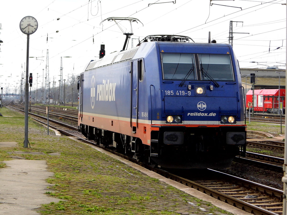 Am 31.03.2017 kam die 185 419-9 von   Raildox aus Richtung Salzwedel nach Stendal und fuhr weiter in Richtung Magdeburg .