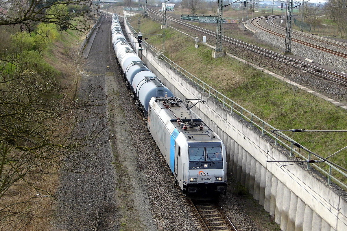 Am 31.03.2017 kam die  185 671-5 von der HSL Logistik (Railpool) aus Richtung Braunschweig nach Stendal .