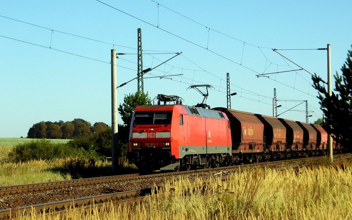 Am 31.08.2016 kam die  152 011-3 von DB Schenker aus der Richtung Stendal nach Demker und fuhr weiter in Richtung Magdeburg .