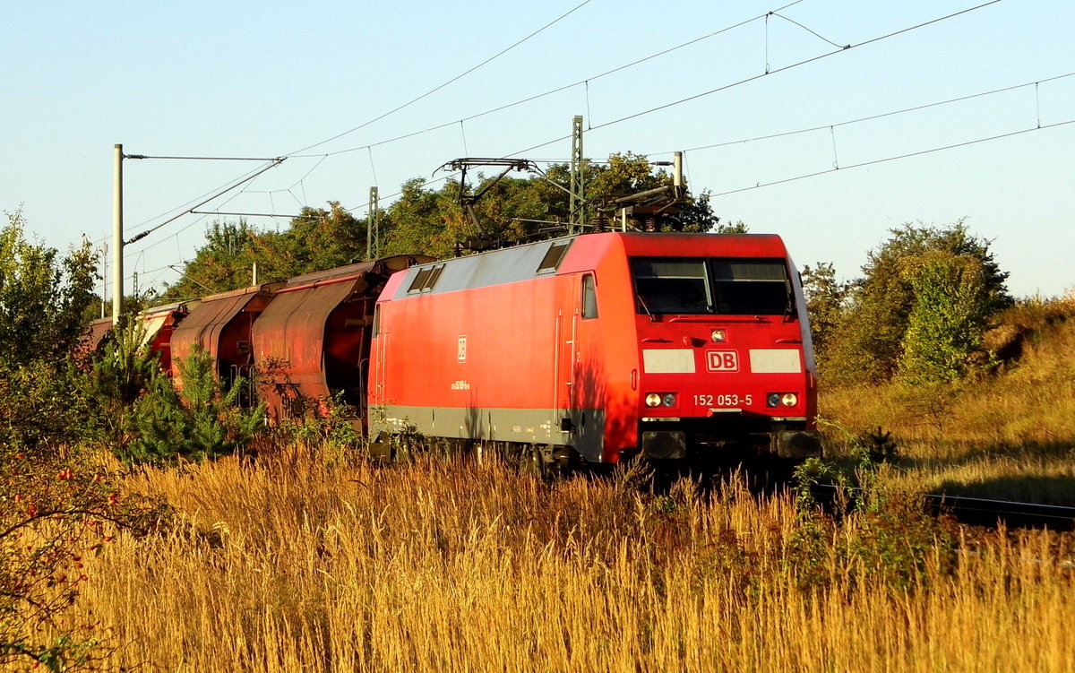 Am 31.08.2016 kam die 152 053-5 von DB Schenker aus der Richtung Magdeburg nach Demker und fuhr weiter in Richtung Stendal .