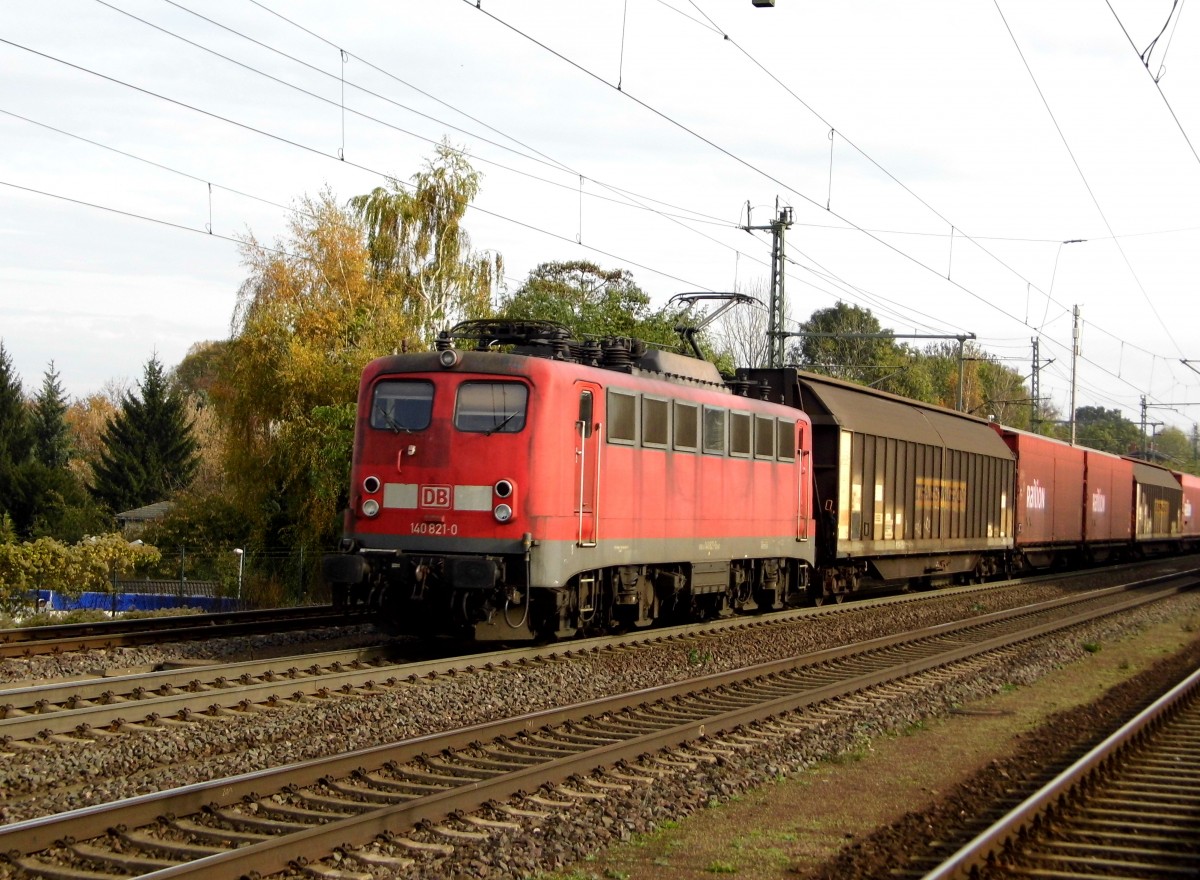 Am 31.10.2014 kam die 140 821-0 von der DB aus Richtung Magdeburg nach Niederndodeleben und fuhr weiter in Richtung Braunschweig .
