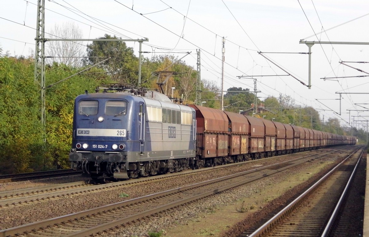 Am 31.10.2014 kam die 151 024-7 (265) von der RBH aus Richtung Magdeburg nach Niederndodeleben und fuhr weiter in Richtung Braunschweig .