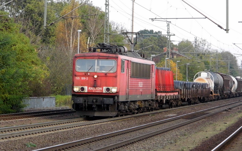 Am 31.10.2014 kam die 155 109-2 von der Railion aus Richtung Magdeburg nach Niederndodeleben und fuhr weiter in Richtung Braunschweig . 