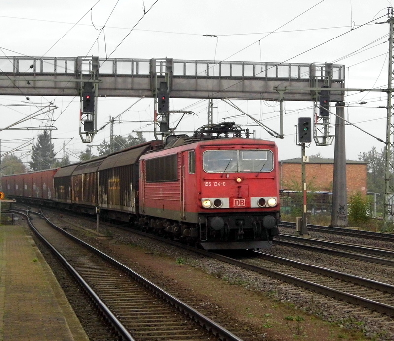 Am 31.10.2014 kam die 155 134-0 von der DB aus Richtung Braunschweig nach Niederndodeleben und fuhr weiter in Richtung Magdeburg .