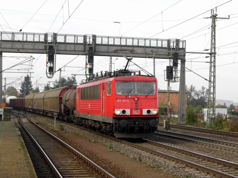 Am 31.10.2014 kam die 155 151-4 von der DB aus Richtung Braunschweig nach Niederndodeleben und fuhr weiter in Richtung Magdeburg .