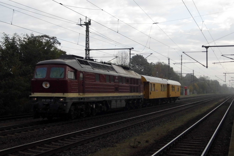 Am 31.10.2014 kam die 232 223-8 aus Richtung Magdeburg nach Niederndodeleben und fuhr weiter in Richtung Braunschweig . 