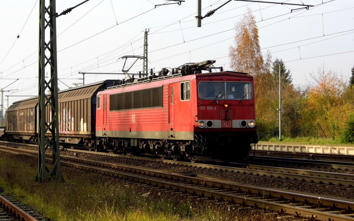 Am 31.10.2015 kam die 155 108-4 von DB Schenker aus Richtung Braunschweig nach Niederndodeleben und fuhr weiter in Richtung Magdeburg .