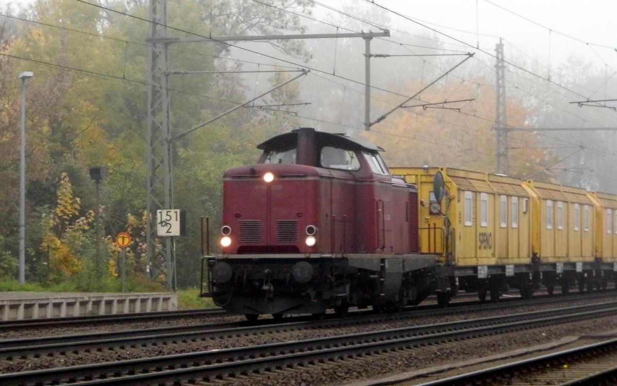 Am 31.10.2015 kam die V 100 2335   aus Richtung Magdeburg nach Niederndodeleben und fuhr weiter in Richtung Braunschweig .